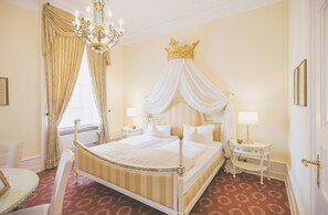 经典双人房 | 高档床上用品、特色家居、办公桌、婴儿床