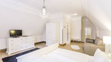 Hochwertige Bettwaren, individuell eingerichtet, Schreibtisch