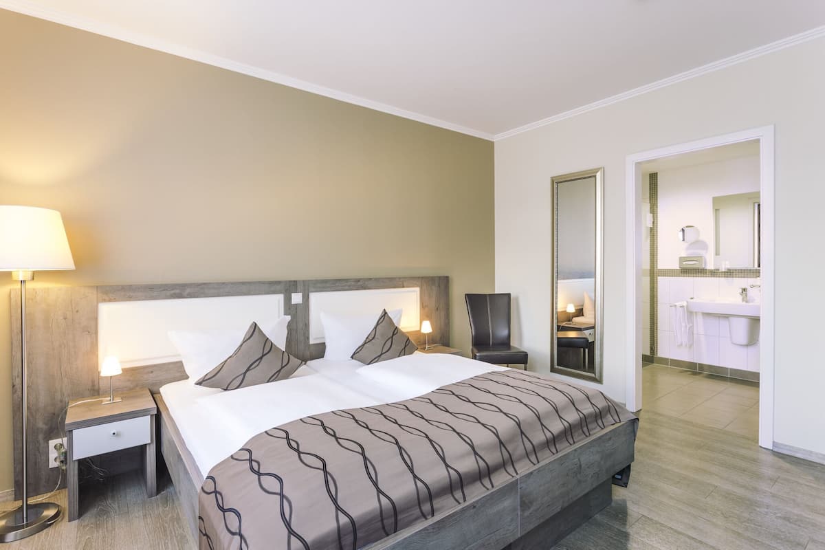 Chambre Affaires double | Literie de qualité, ameublement unique, bureau, lit de bébé (supplément)