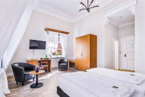 Ropa de cama de alta calidad, muebles diferentes y escritorio 