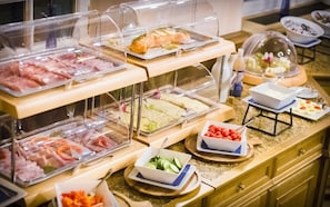 每日供应自助式早餐（每人 EUR 10.00）