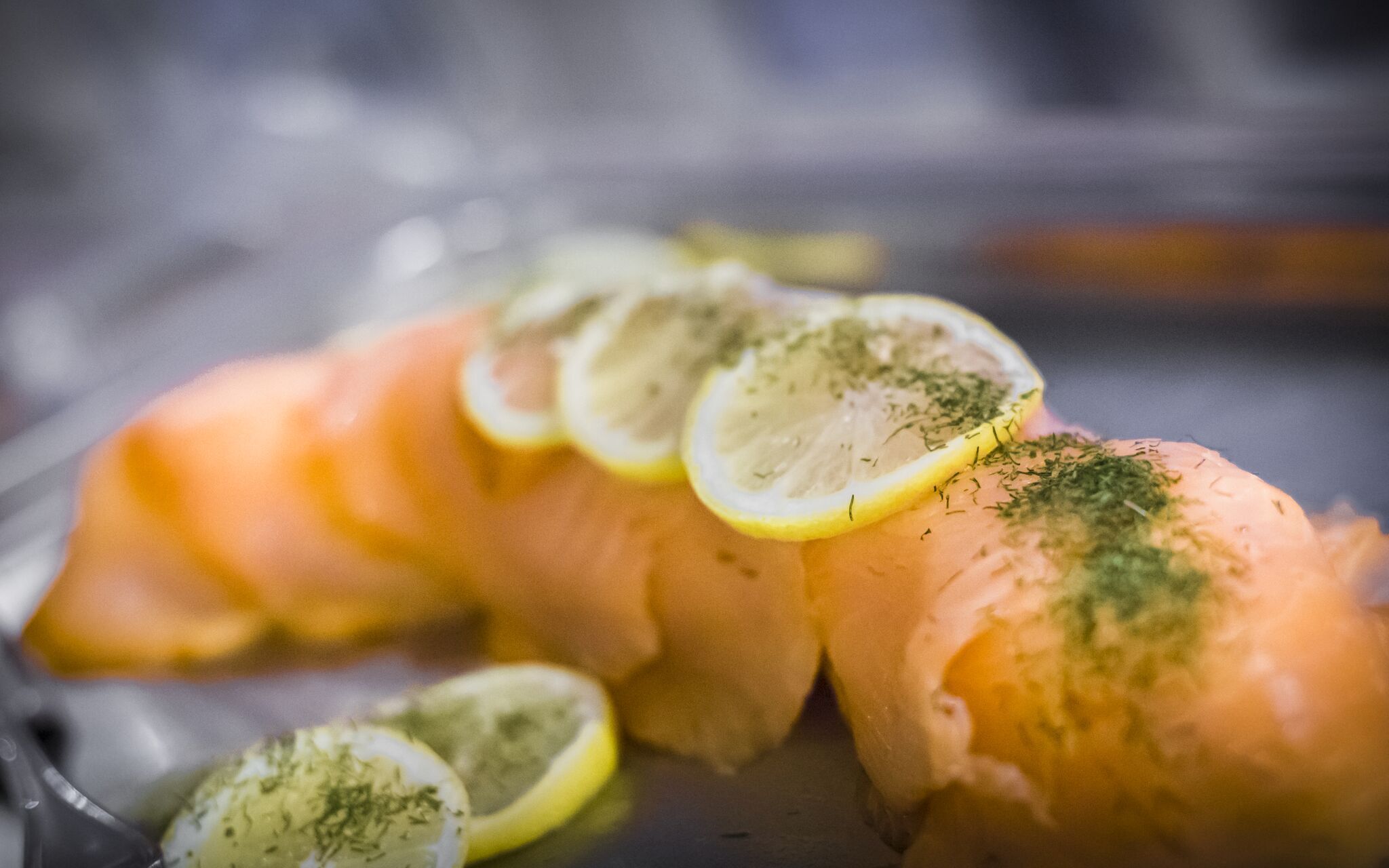 Un filet de saumon garni de rondelles de citron et d’herbes aromatiques.