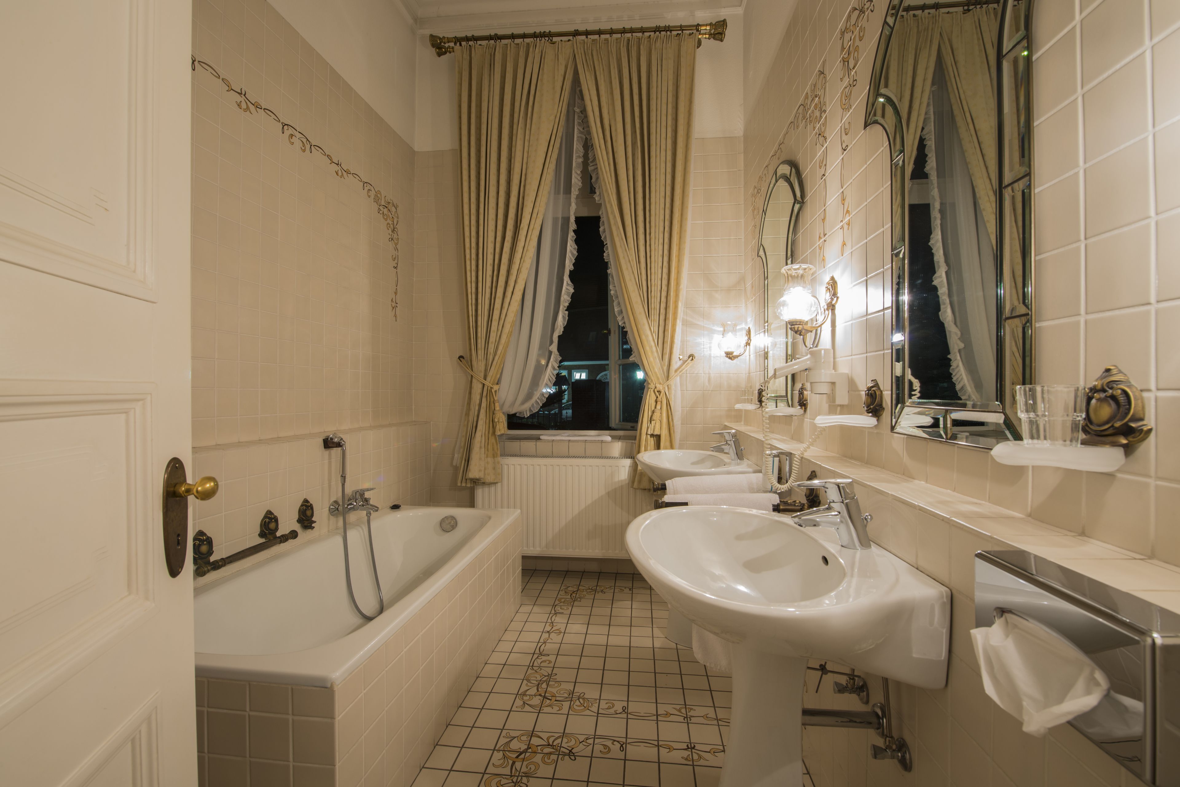 classic double room | bathroom | shower, free toiletries, hair dryer, towels