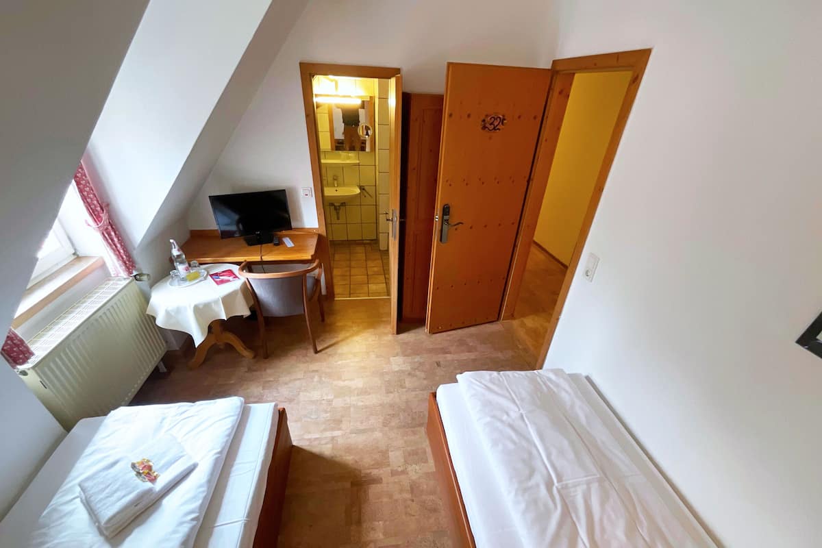 Standaard Twin kamer, privébadkamer | Gratis babybedden, gratis wifi, beddengoed