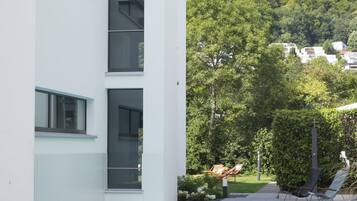 Piscina externa, guarda-sóis, espreguiçadeiras