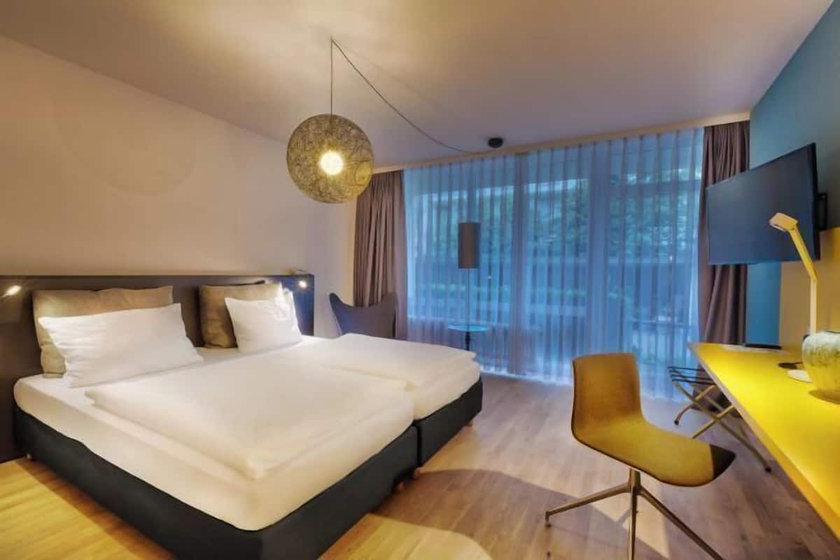 1 bedroom, Egyptian cotton sheets, pillow-top beds, minibar