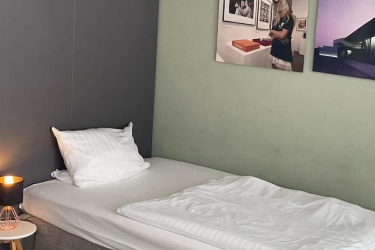 1 bedroom, Egyptian cotton sheets, pillow-top beds, minibar