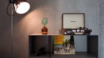 Une étagère avec un tableau encadré, un livre intitulé « J’aime Paris » et une radio ancienne.