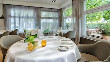 Serviço de café da manhã, almoço, jantar; restaurante ao ar livre