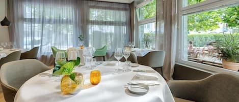 Déjeuner, dßner et souper servis sur place, restaurant en plein air
