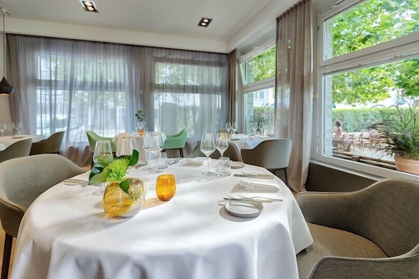 Se sirven desayunos y almuerzos, restaurante con mesas al aire libre