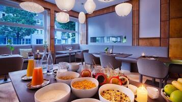 Desayuno buffet (EUR 15 por persona)