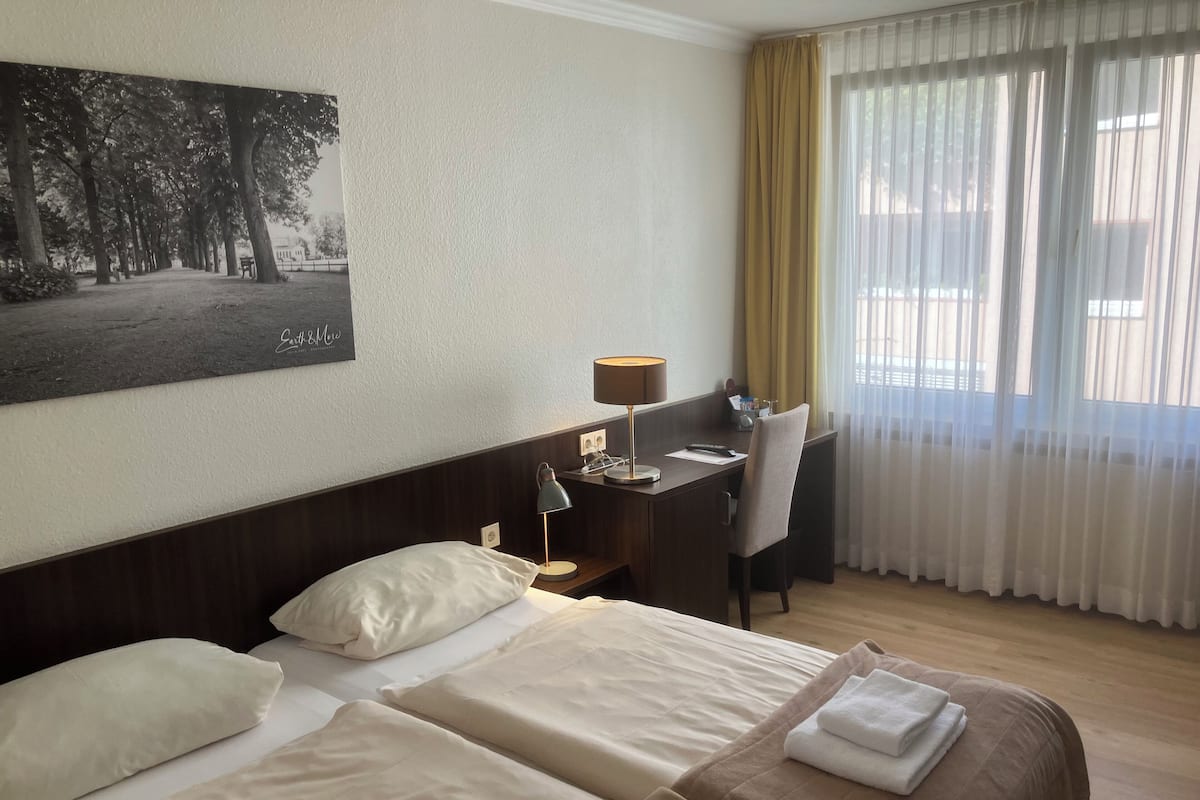 Standaard kamer, 1 twee- of 2 eenpersoonsbedden | Een bureau, verduisterende gordijnen, een strijkplank/strijkijzer