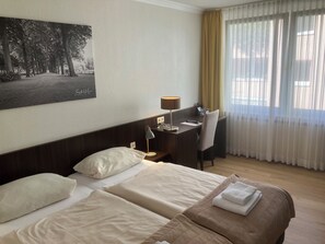 Standard Double or Twin Room | Desk, blackout drapes, iron/ironing board, free WiFi - Hotel Mercedes (Bonn)