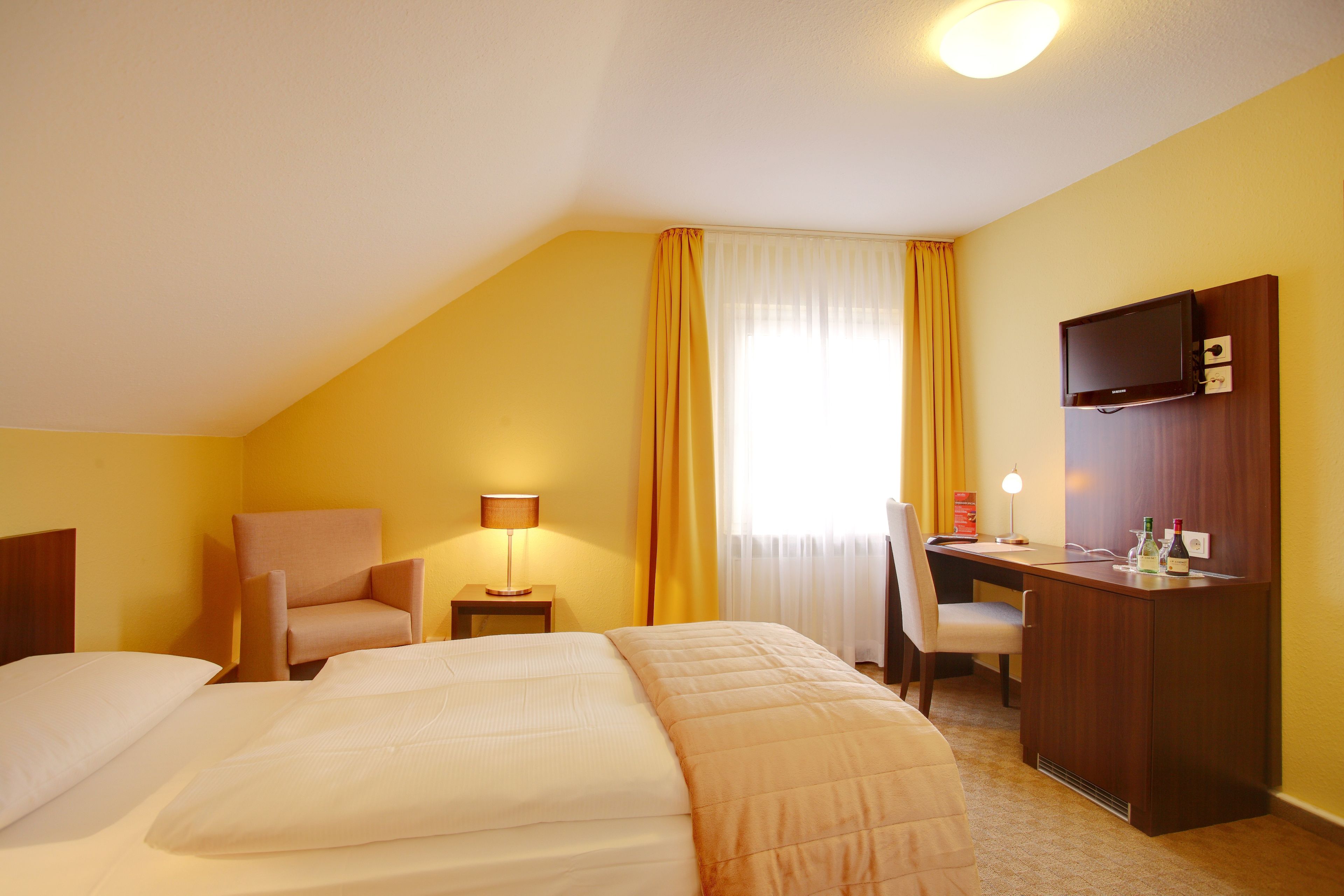 standard single room, 1 single bed | desk, blackout curtains, iron/ironing board, free wifi