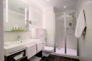 淋浴設備、免費盥洗用品、吹風機、毛巾