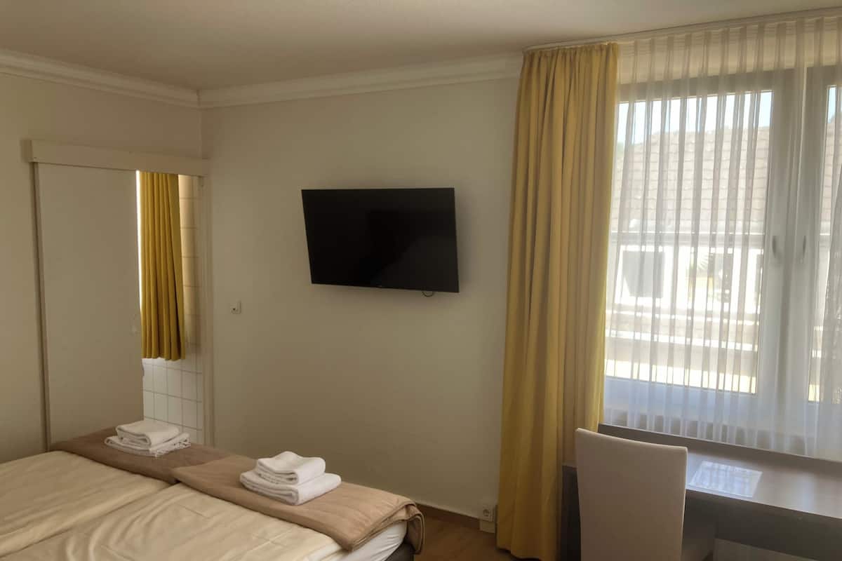 Comfort kamer, 1 twee- of 2 eenpersoonsbedden | Een bureau, verduisterende gordijnen, een strijkplank/strijkijzer