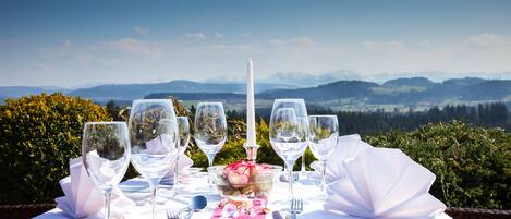 Breakfast, lunch, dinner served; al fresco dining