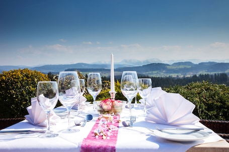 Se sirven desayunos y almuerzos, restaurante con mesas al aire libre