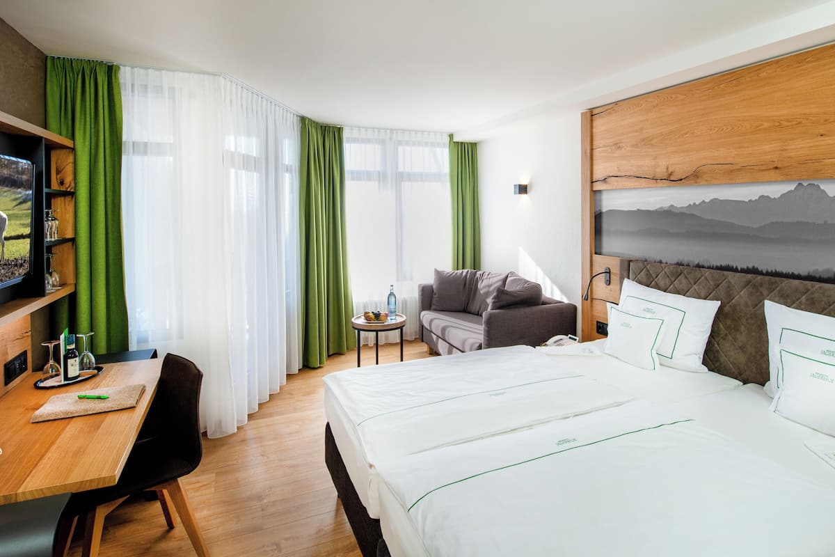 deluxe double room, 1 queen bed, non smoking, mountainside | hypo-allergenic bedding, in-room safe, desk, free wifi