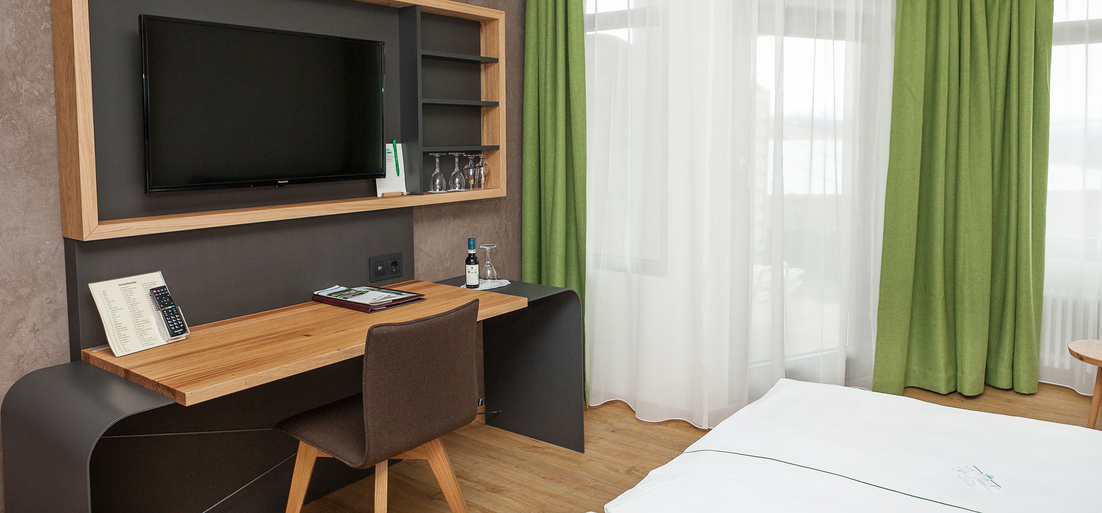 deluxe double room, 1 queen bed, non smoking, mountainside | hypo-allergenic bedding, in-room safe, desk, free wifi