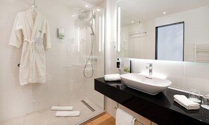 Deluxe Double Room, 1 Queen Bed, Non Smoking, Mountainside | Bathroom - Berghotel Jaegerhof (Isny im Allgaeu)