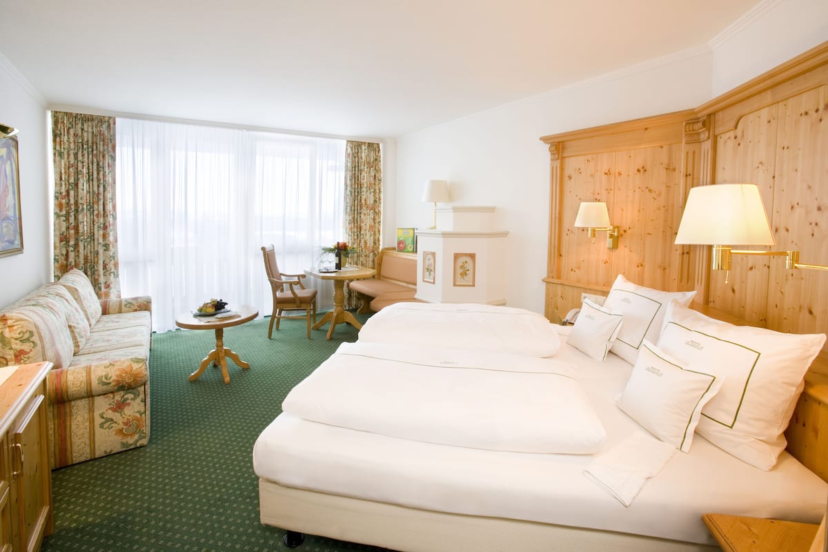 hypo-allergenic bedding, in-room safe, desk, free wifi