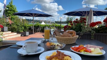 Free daily buffet breakfast