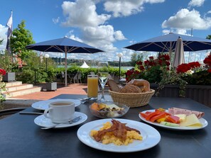 Free daily buffet breakfast - Strandhotel Seehof (Pfofeld)