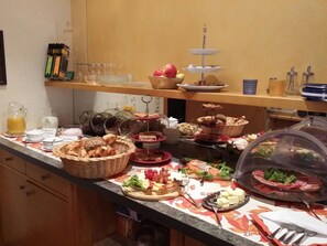 Colazione a buffet inclusa, servita tutte le mattine 