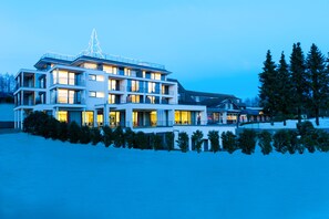 住宿正面 (夜晚)