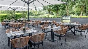 Hi ha 2 restaurants i s'hi serveixen esmorzars; plats de cuina alemanya