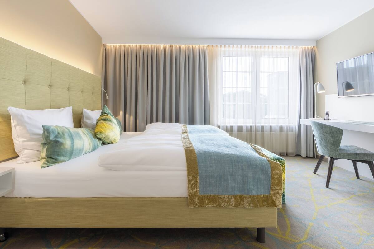 standard double room | hypo-allergenic bedding, free minibar, in-room safe, desk