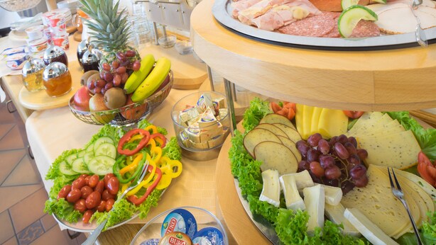 A buffet with various food items including fruits, cheeses, and meats. - Garni-Hotel Bonnem-Inn (Bornheim)