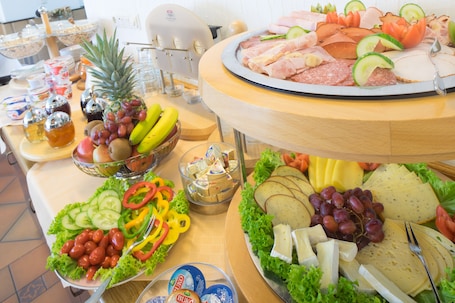 Free daily buffet breakfast . Garni-Hotel Bonnem-Inn