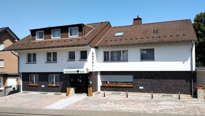 A two-story building with a 'bonnemon.in' sign, indicating a hotel. - Garni-Hotel Bonnem-Inn (Bornheim)