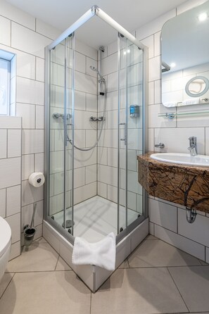 Een douche, handdoeken