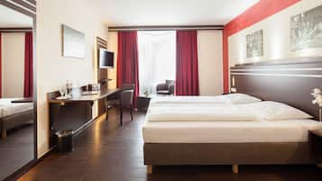 デスク、ノートパソコン用作業スペース、遮光カーテン、防音設備