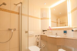 Een douche, een haardroger, handdoeken, zeep