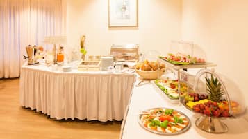 朝食 (ビュッフェ)、毎日提供 (無料)