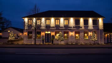 Fassade der Unterkunft – Abend/Nacht