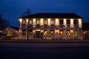 Depan hartanah - siang/malam