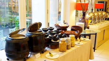 Bữa sáng buffet hàng ngày (80000 IDR/mỗi người)