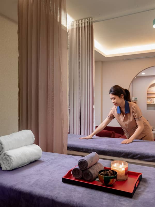 Couples treatment rooms, body treatments, aromatherapy