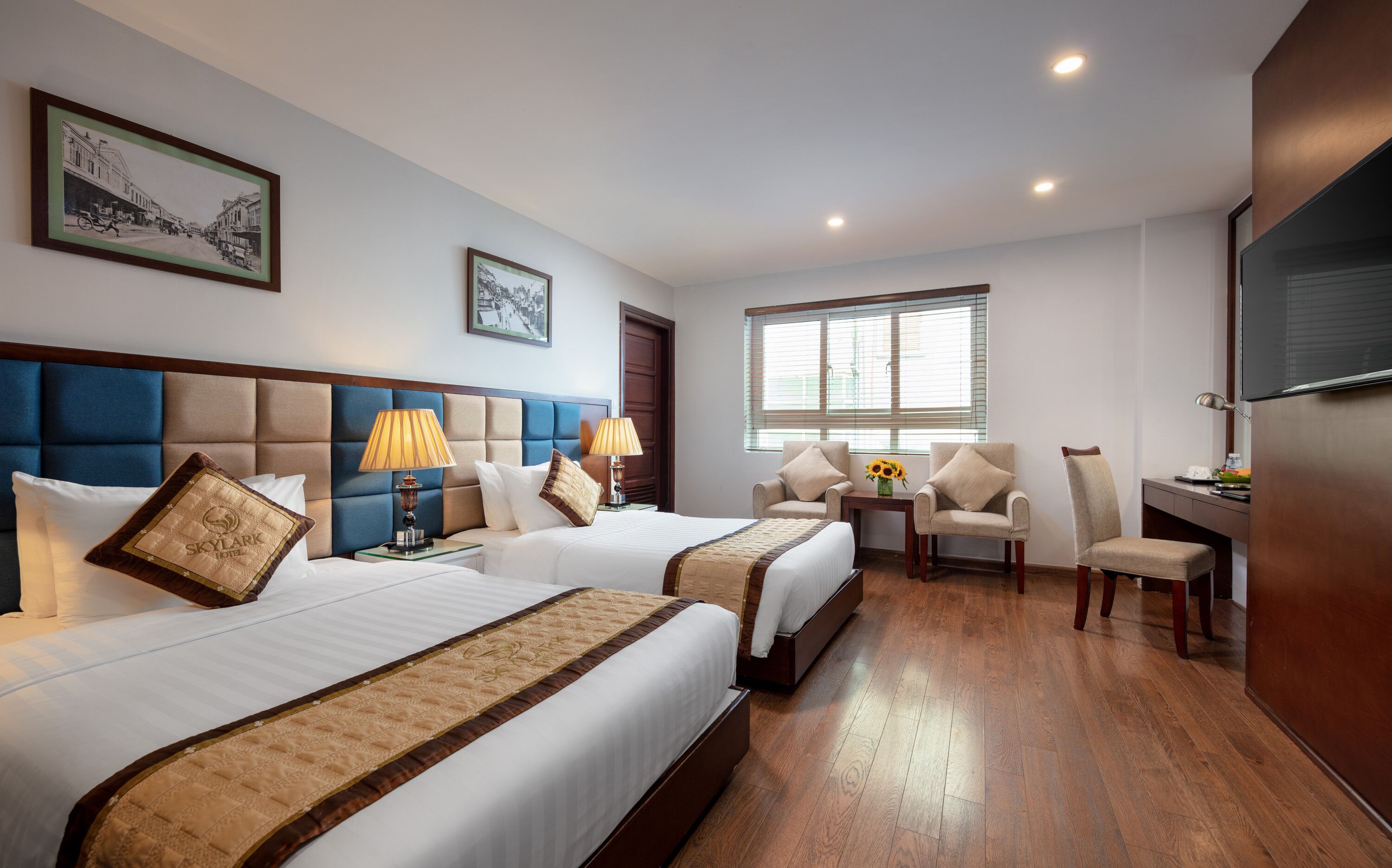 deluxe window | 1 bedroom, minibar, in-room safe, desk