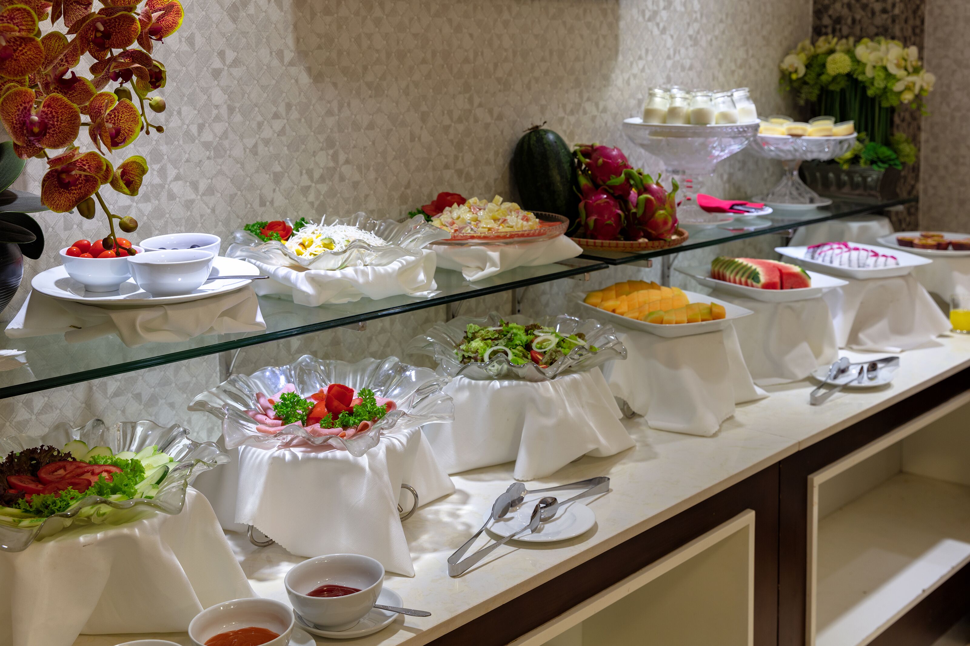 daily buffet breakfast (vnd 250000 per person)