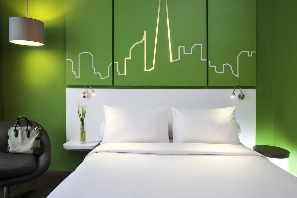 Kamar Superior, 1 Tempat Tidur Queen | Seprai premium, brankas, meja kerja, dan kedap suara