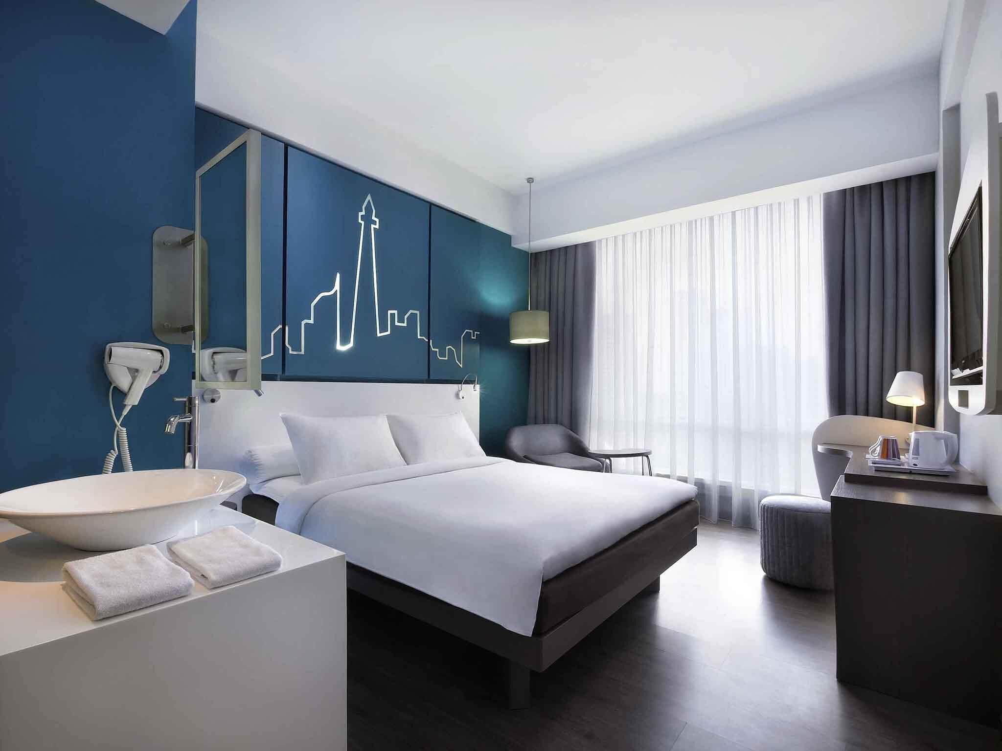 Deluxe Room, 1 Queen Bed, City View | Premium bedding, in-room safe, desk, soundproofing