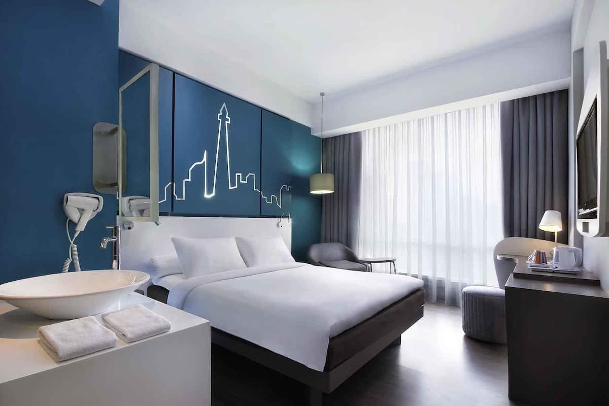 Deluxe Room, 1 Queen Bed, City View | Premium bedding, in-room safe, desk, soundproofing