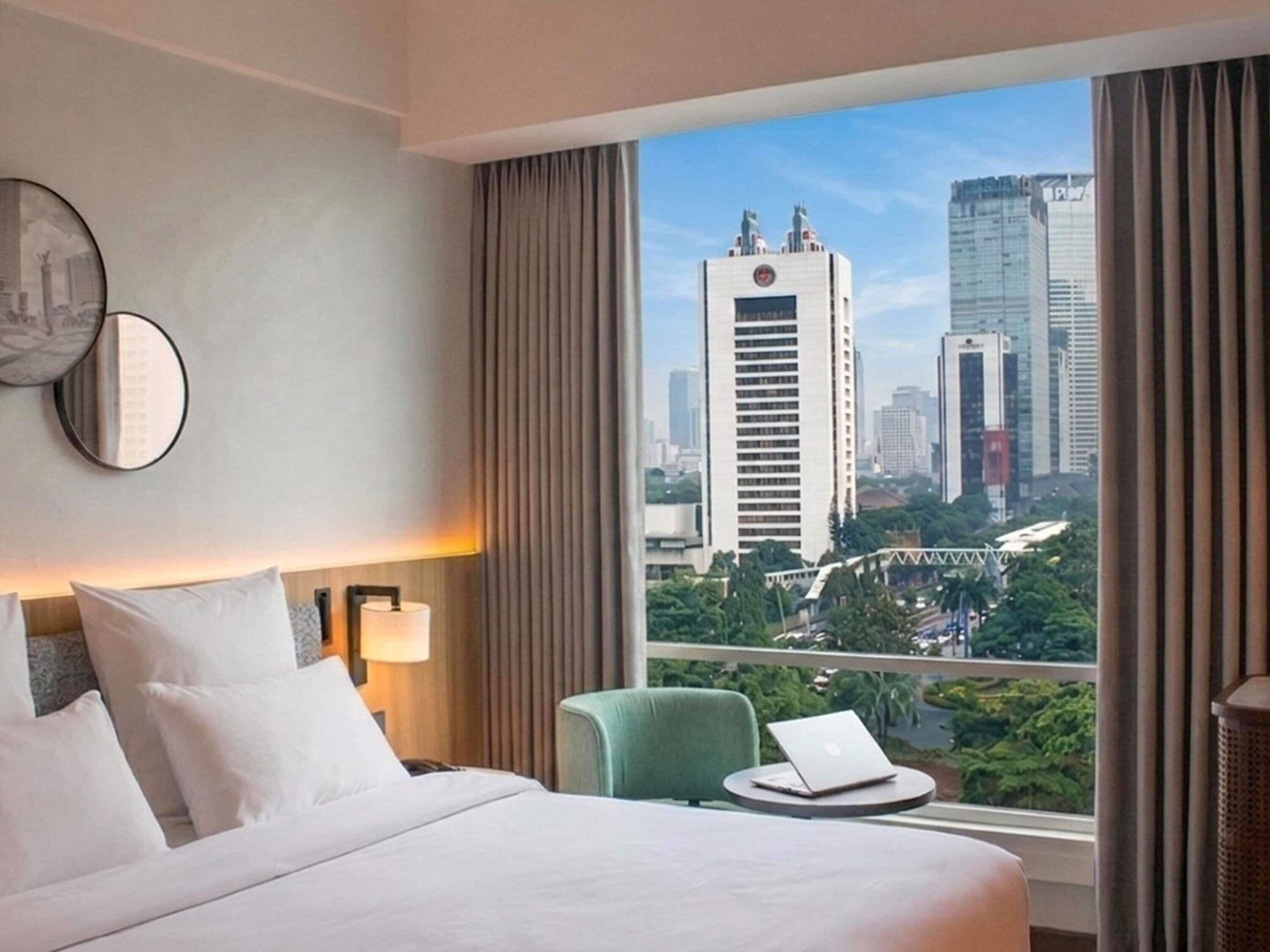 Deluxe Room, 1 Queen Bed, City View | Premium bedding, in-room safe, desk, soundproofing